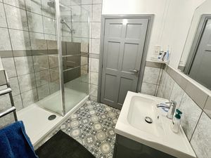 Shower room- click for photo gallery